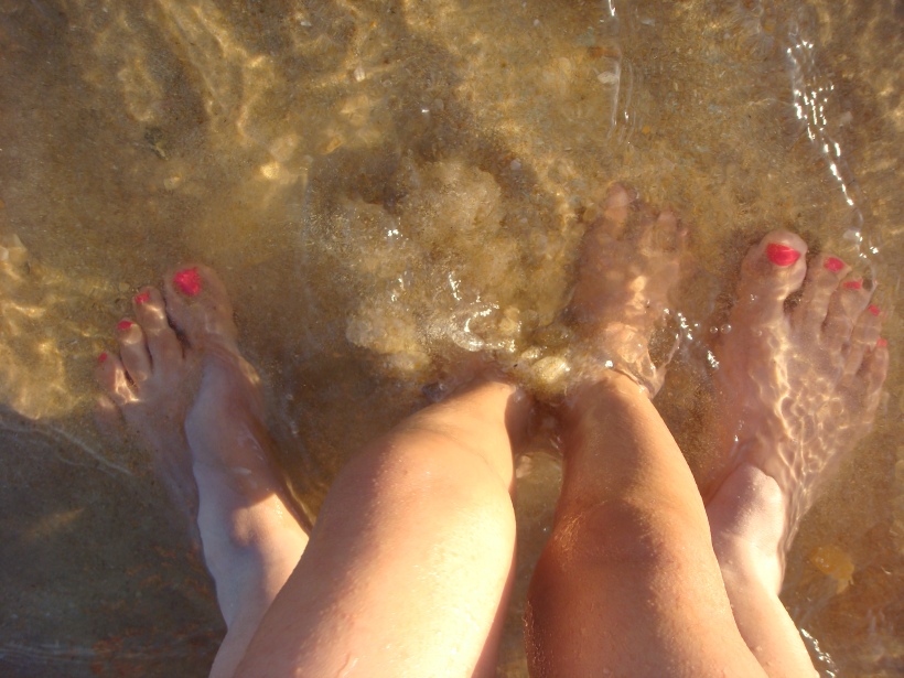 os nossos pés no mar